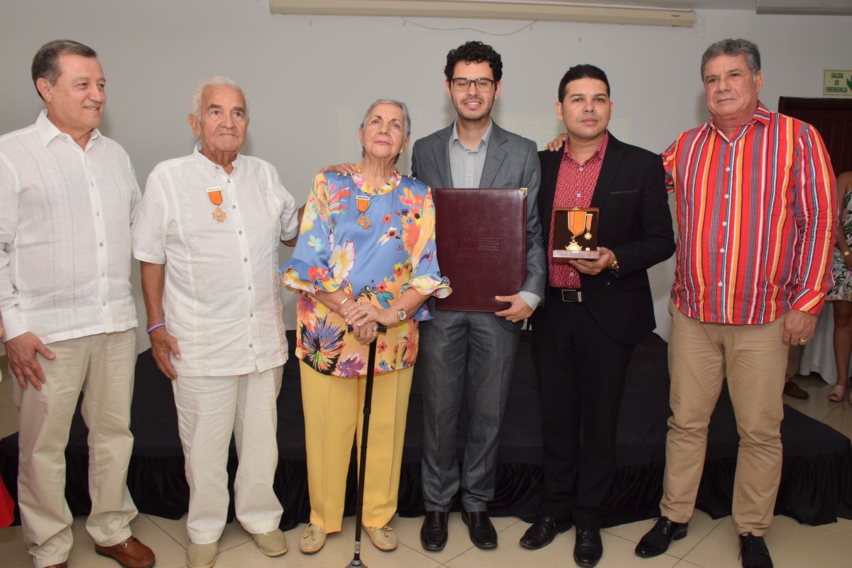 Ernesto Macías, presidente del Congreso de la República; Álvaro Córdoba Farfán y Maruja Fernández de Giraldo condecorados con la Orden del Congreso en el grado de Caballero; y representantes de la Banda Sinfónica del Huila, exaltados con la Orden del Congreso en grado de Comendador.